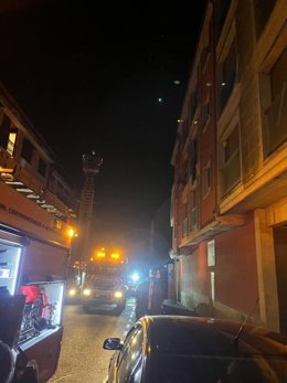 Bomberos de Boiro acuden a extinguir un incendio en un piso en Ribeira (A Coruña).