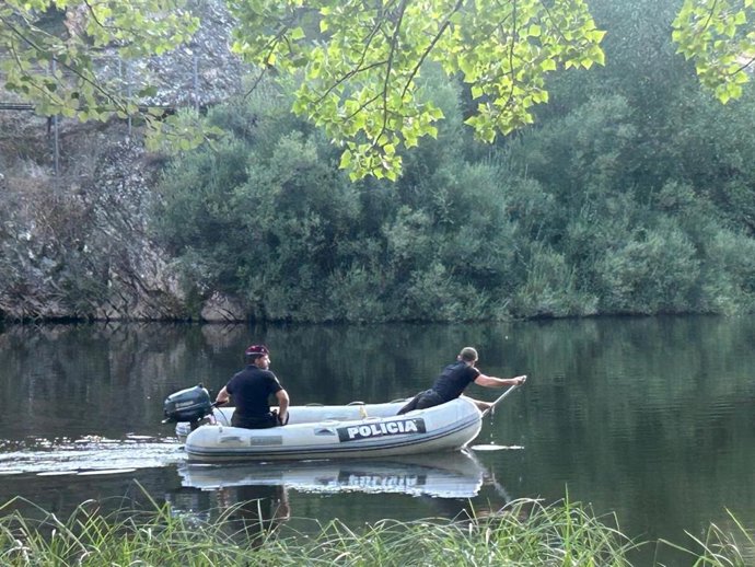 Miembros de la Policía Nacional participan en la búsqueda del joven desaparecido en el Duero en Soria, quien ha sido hallado sin vida.