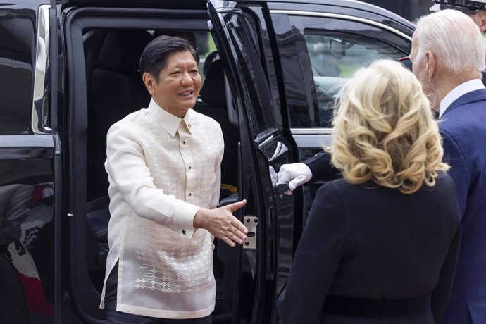 Archivo - El presidente de Filipinas, Ferdinand Marcos Jr., recibido por el presidente de EEUU, Joe Biden, y la primera dama, Jill Biden, en Washington D.C. 