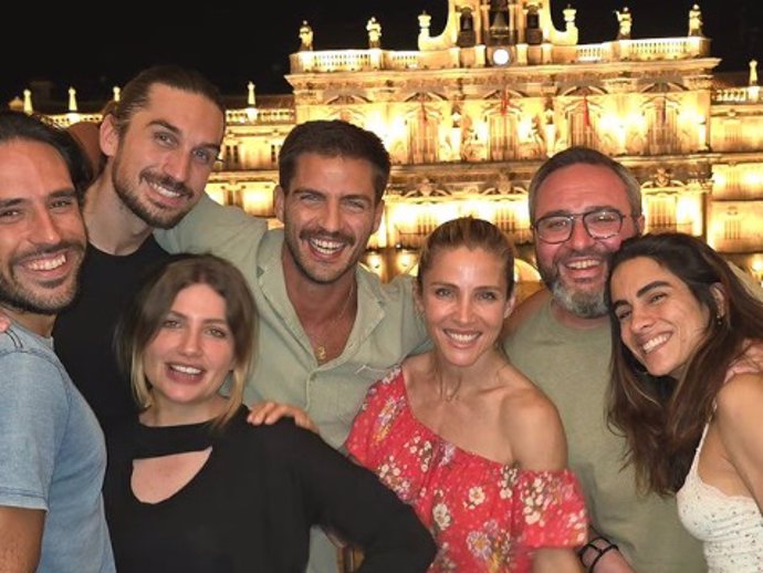 Elsa Pataky y Maxi Iglesias, sorprendidos por la tuna en su escapada a Salamanca