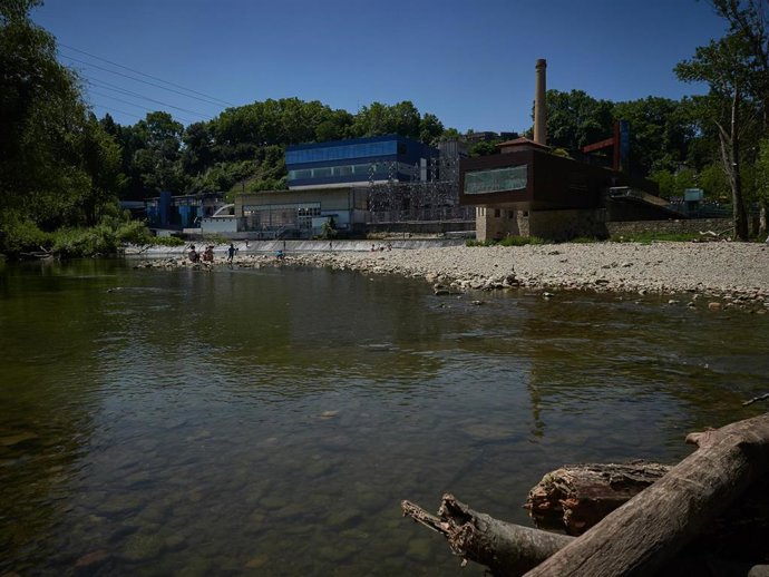 Archivo - Bañistas en las inmediaciones del río Arga