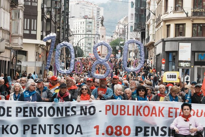Archivo - Cientos de personas protestan durante una manifestación para reclamar una pensión mínima de 1.080 euros