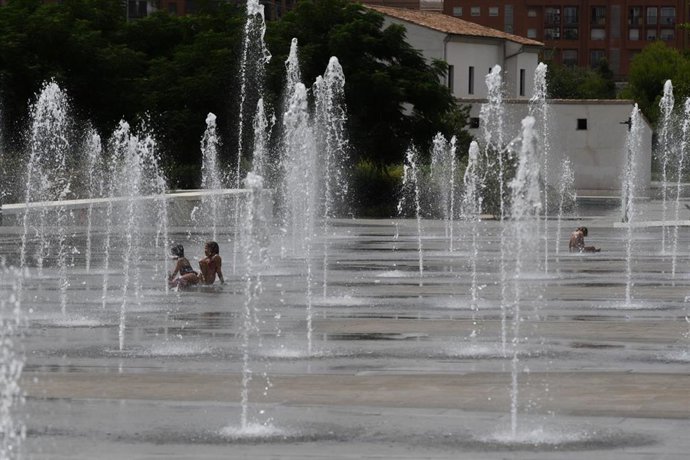 Archivo - Vecinos de Valncia se refrescan ante la ola de calor en foto de archivo