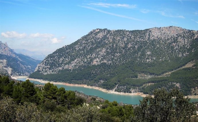 Archivo - Pantano del Quiebrajano, con la presa al fondo. Imagen de archivo. 