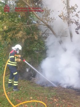 Extinguido un incendio de vegetación junto a las piscinas de Sunbilla