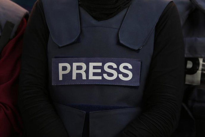 Chaleco con la palabra 'press', prensa