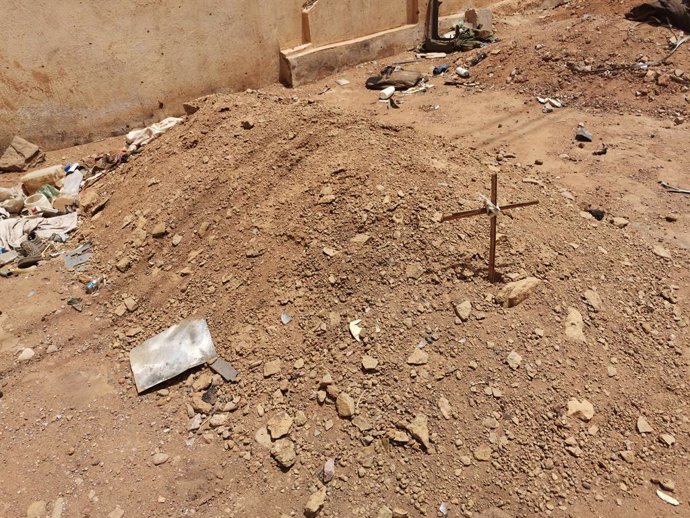 Archivo - OMDURMAN, July 7, 2024  -- This photo taken by a mobile phone on July 6, 2024 shows graves of citizens buried near walls of a school in Omdurman city, Sudan.   Sudan has been embroiled in a deadly conflict between the Sudanese Armed Forces and t