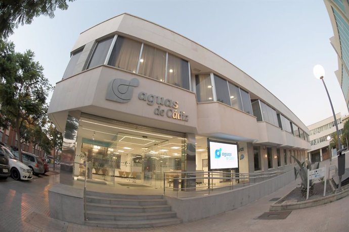 Archivo - Fachada de la empresa municipal de aguas de Cádiz. 