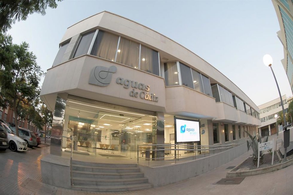 Archivo - Fachada de la empresa municipal de aguas de Cádiz.