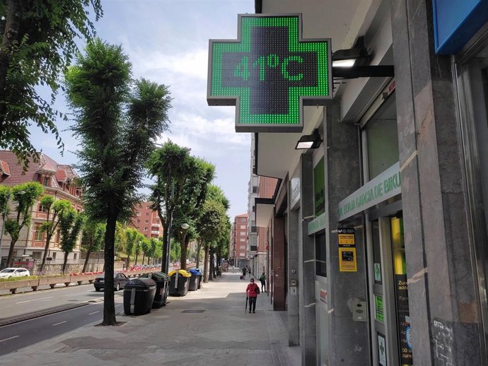 Archivo - Termómetro marca 41 grados en Bilbao (archivo)