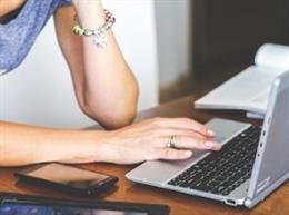 Archivo - Una mujer trabajando con un ordenador en imagen de archivo. 