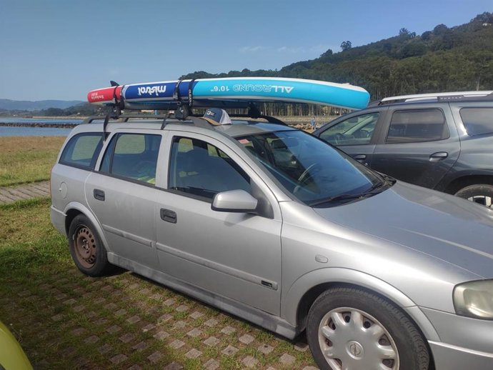 Un coche con una tabla de paddle surf en la Ría de Villaviciosa