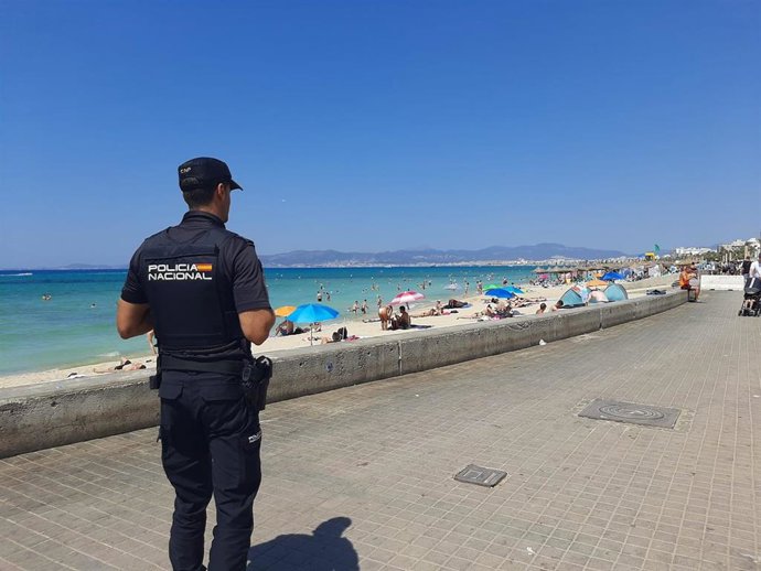 Un agente de la Policía Nacional patrulla en Playa de Palma en el marco de la 'Operación Verano'