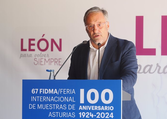 El presidente de las Cortes de Castilla y León, Carlos Pollán, en su intervención en el acto institucional por el 'Día de León' de la 67ª Feria Internacional de Muestras de Asturias.