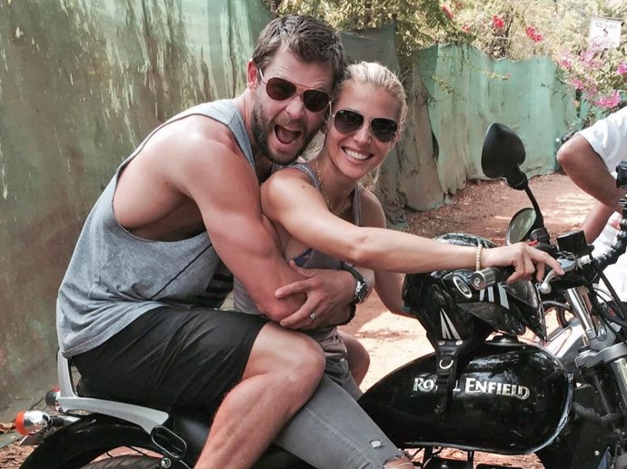 Elsa Pataky felicita a Chris Hemsworth compartiendo su álbum de fotos más personal y divertido