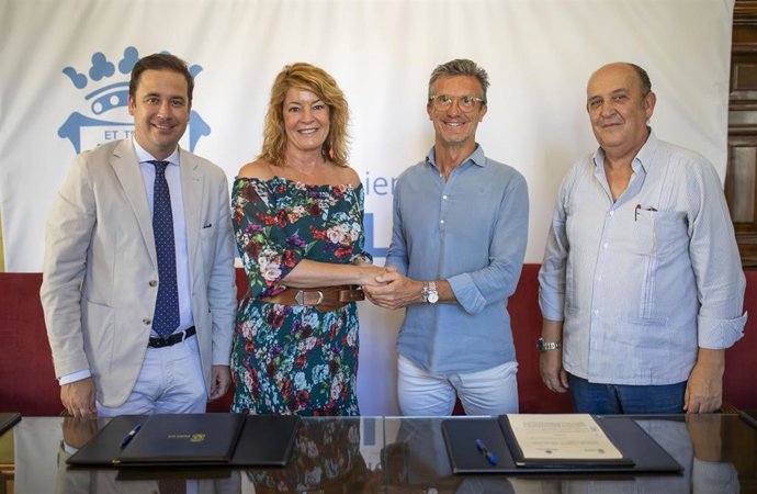 La alcaldesa de Huelva, Pilar Miranda, y el presidente en funciones de la Hermandad de Nuestra Señora del Rocío de Huelva, Juan Córdoba, en la firma del convenio de colaboración.
