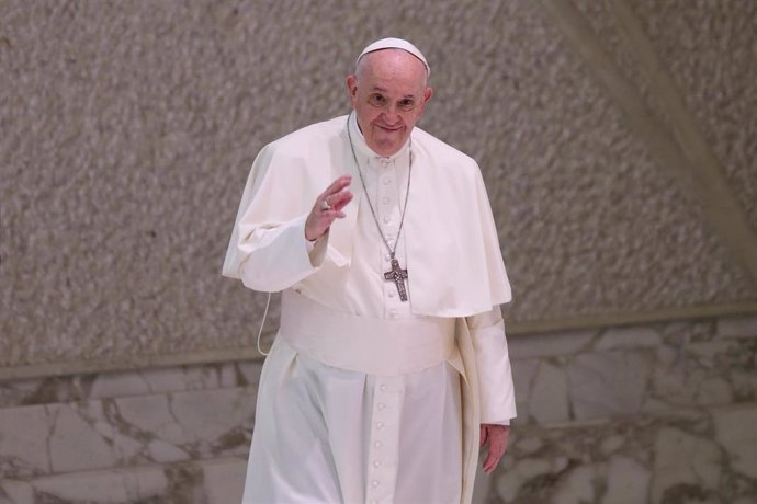 Archivo - 10 November 2021, Vatican, Vatican City: Pope Francis arrives for his weekly Wednesday General Audience at the Paul VI Hall. Photo: Evandro Inetti/ZUMA Press Wire/dpa