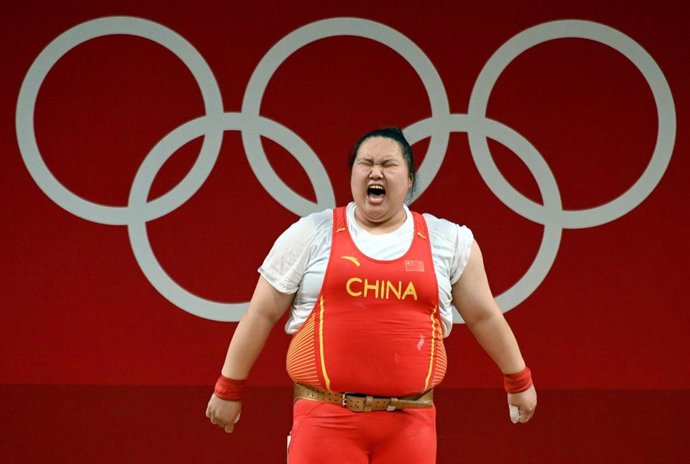 Archivo - La haltera china Wenwen Li celebra la medalla de oro en Tokyo 2020. 