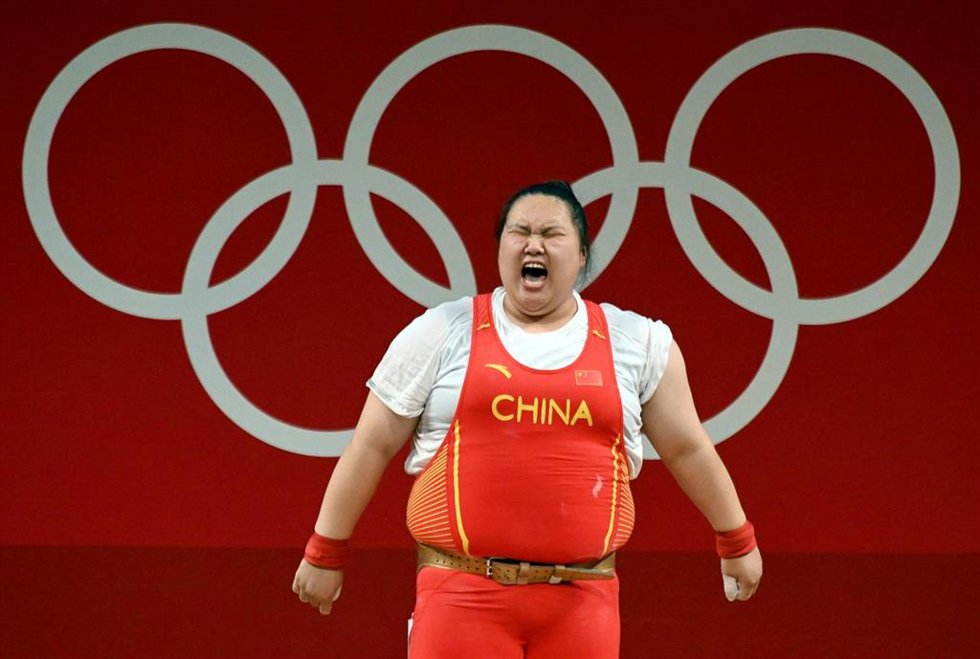 Archivo - La haltera china Wenwen Li celebra la medalla de oro en Tokyo 2020.