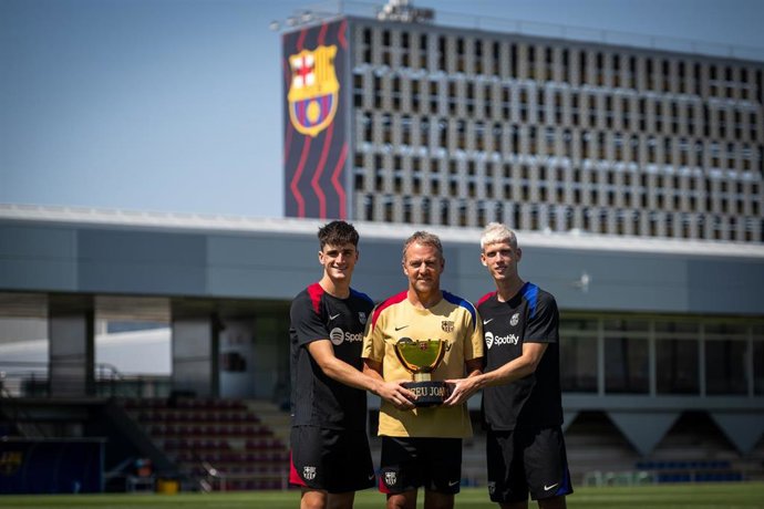 Pau Víctor, Hansi Flick y Dani Olmo posan con el Trofeu Joan Gamper previamente a su disputa contra el AS Monaco