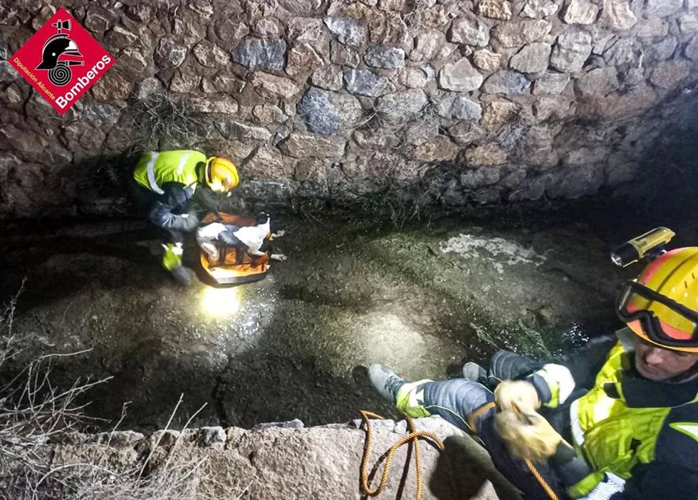 Rescatan a un perro atrapado en una acequia en el camino de Millanares en Callosa de Segura