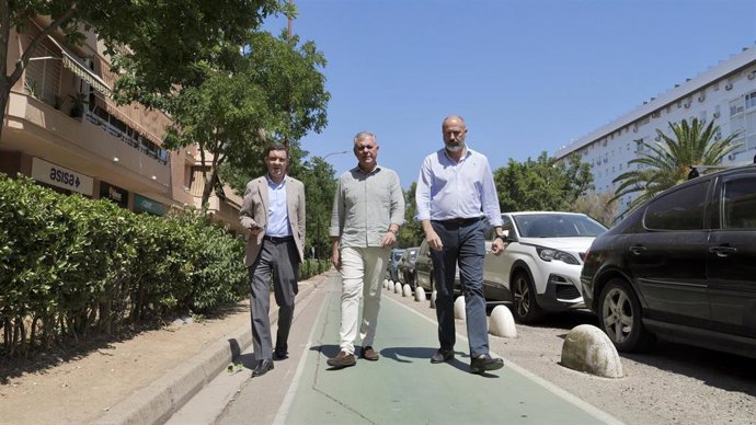 El alcalde de Sevilla, José Luis Sanz, pasea por el carril bici de la ciudad.