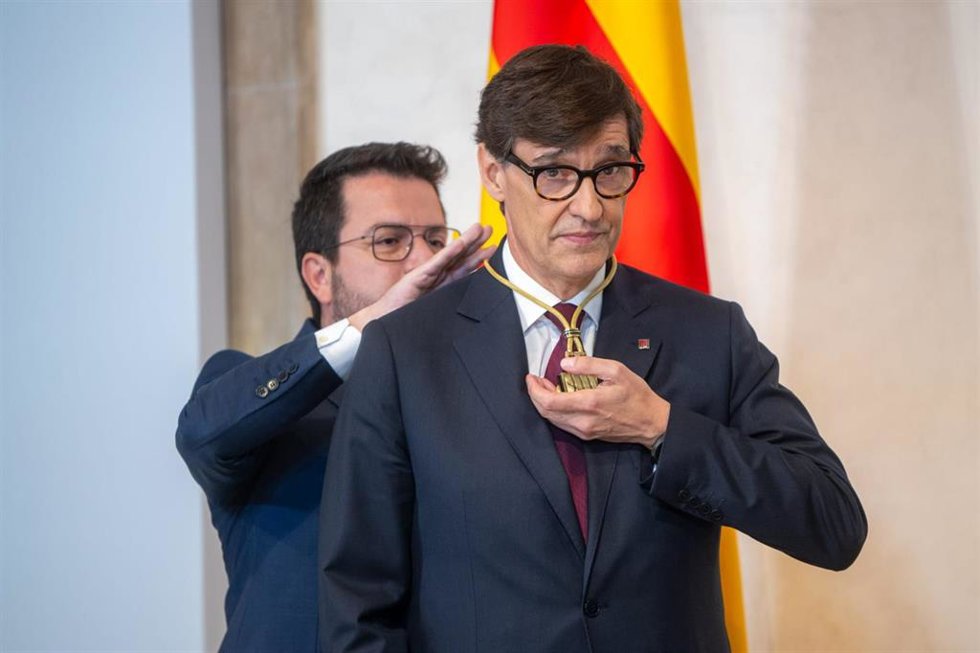 Archivo - Pere Aragons pone la medalla de la Generalitat a Salvador Illa en su toma de posesión, a 10 de agosto de 2024