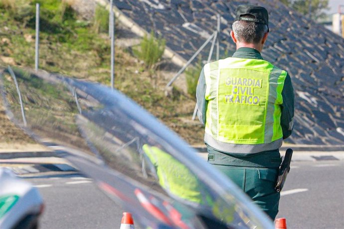 Archivo - Imagen de archivo de un agente de la Guardia Civil de Tráfico.