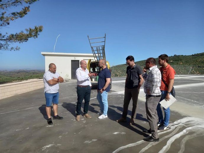 Archivo - El diputado de Servicios Municipales, José Luis Hidalgo, visita junto al alcalde de Fuensanta de Martos, Antonio Navas, las obras para la creación de esta instalación.