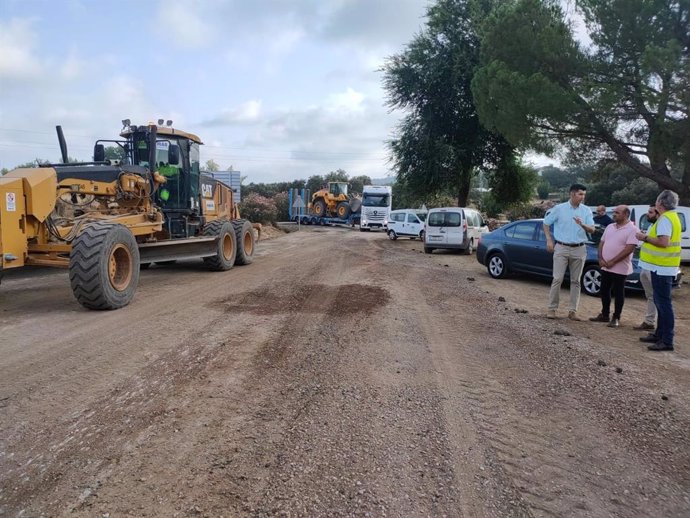 El vicepresidente de Infraestructuras de la Diputación de Huelva, Manolo Cayuela, visita las obras junto al alcalde de La Granada de Riotinto, José Justo Martín, y al teniente de alcalde de Nerva, Francisco Javier Granado.