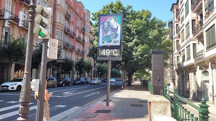 Un termómetro al sol marca 49 ºC en el centro de Bilbao a las cuatro de la tarde del 11 de agosto de 2024