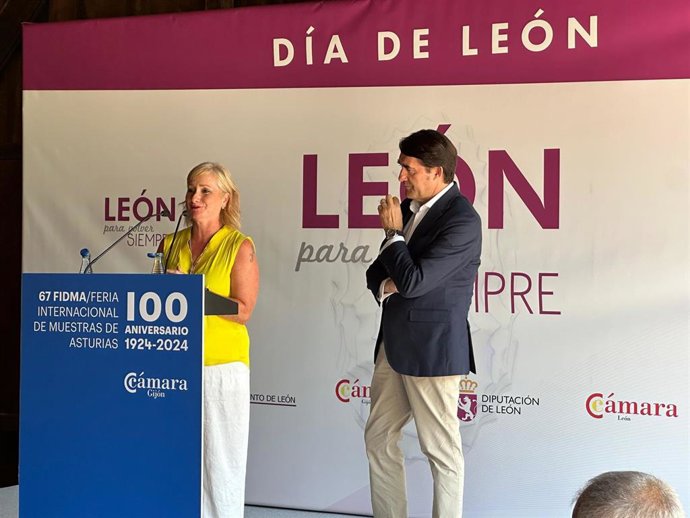 La consejera de Industria, Comercio y Empleo, Leticia García, y el consejero de Medio Ambiente, Vivienda y Ordenación del Territorio, Juan Carlos Suárez-Quiñones, participan en el 'Día de León' en la 67 edición de la Feria Internacional de Asturias.
