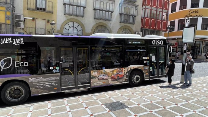 Archivo - Imagen de recurso de un autobús urbano de la capital jiennense.