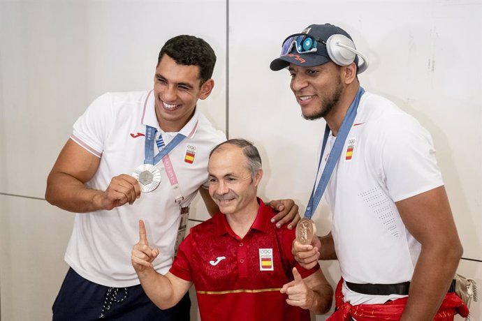 Los boxeadores Ayoub Ghadfa (i) y Reyes Pla (d), atienden a los medios de comunicación a su llegada al aeropuerto Adolfo Suárez Madrid-Barajas, a 11 de agosto de 2024, en Madrid (España). España ha sumado en París 2024 18 medallas, una más que en Río 2016