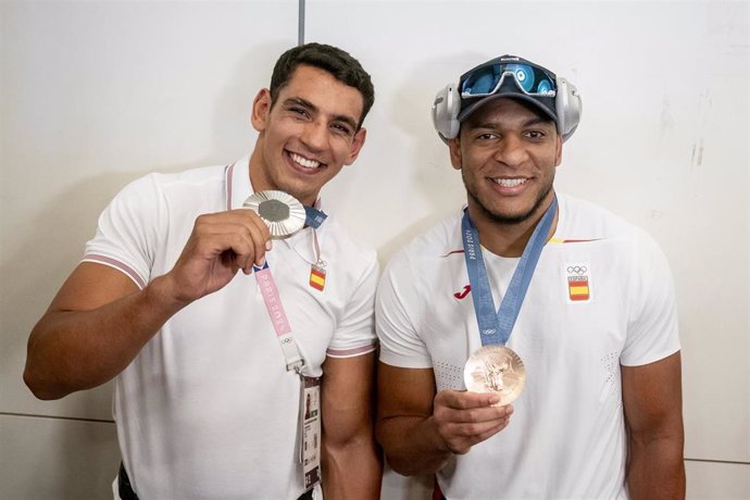 Enmanuel Reyes Pla posa con su bronce olímpico junto a Ayoub Ghadfa y su plata