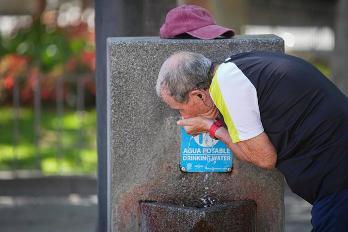 Un hombre se refresca en fuente pública. A 05 de julio de 2024, en Sevilla (Andalucía, España). 