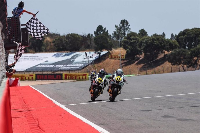 María Herrera gana a Sara Sánchez en la primera carrera del GP Portugal del Mundial Femenino de Motociclismo