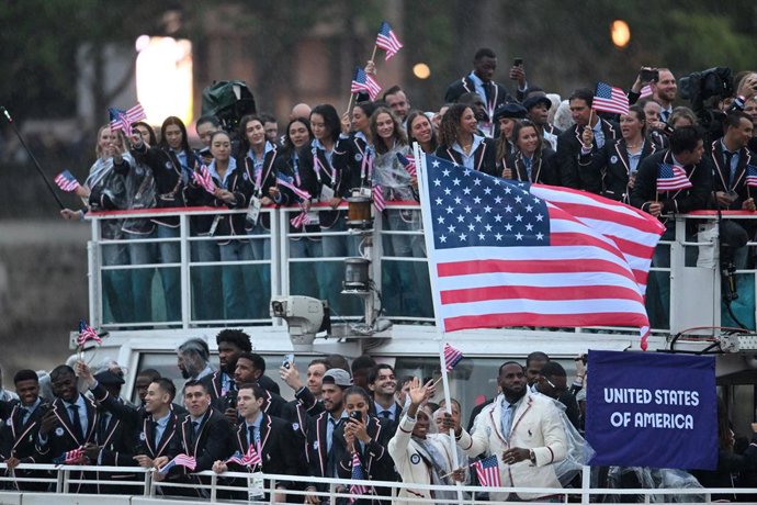 26 July 2024, France, Paris: USA flag bearers Coco Gauff and Lebron James sail with their Olympic delegation along the river Seine during the opening ceremony of the Paris 2024 Olympic Games. Photo: Sina Schuldt/dpa