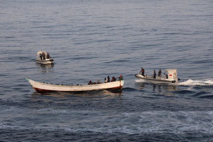 Archivo - Imagen de archivo de la Armada de Marruecos interceptando una embarcación con migrantes frente a las cosstas del Sáhara Occidental ocupado