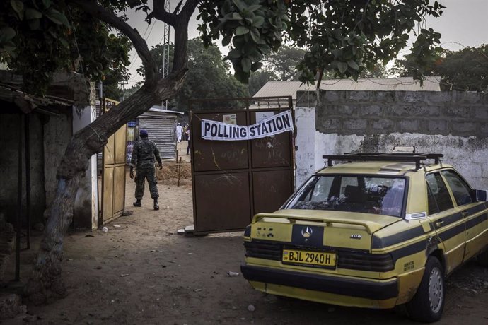 Archivo - Imagen de archivo de un centro de votación en la capital de Gambia, Banjul