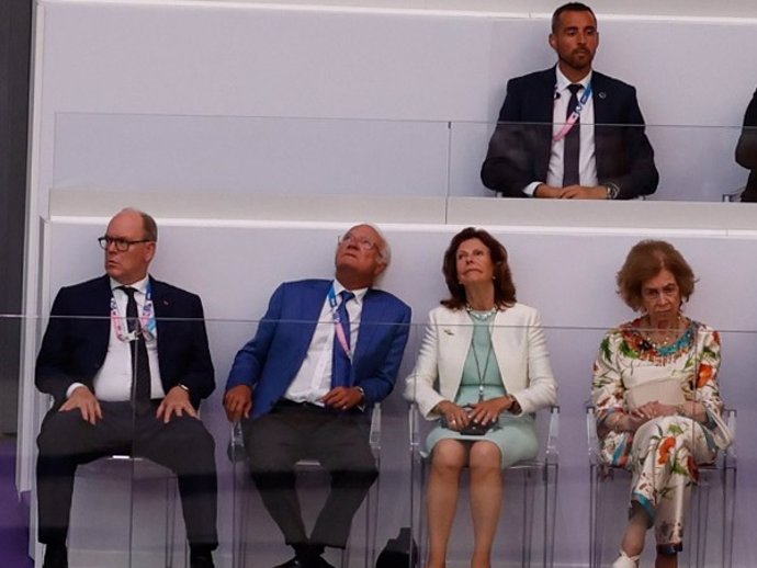 Doña Sofía, junto a Alberto de Mónaco y los Reyes Carlos Gustavo y Silvia de Suecia en la ceremona de clausura de las Olimpiadas de París 2024 este domingo 11 de agosto