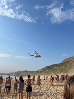 El helicóptero del Gobierno efectúa cuatro rescates, uno de tres personas con problemas en el agua en Miengo