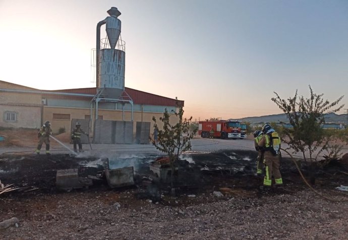 Bomberos sofocan un incendio en las inmediaciones de una empresa de Yecla (Murcia) dedicada a la fabricación de aglomerados