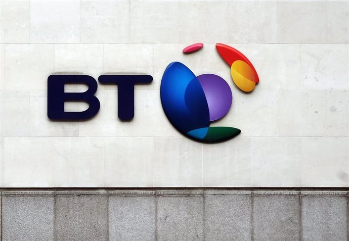 Archivo - FILED - 17 March 2017, United Kingdom, London: The logo of British telecommunications giant BT Group plc. The chief executive of BT Group plc plans to step down. Photo: Jens Kalaene/dpa-Zentralbild/dpa