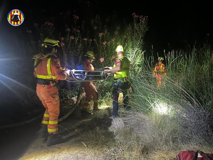 Bomberos rescatan a una senderista herida en Buñol