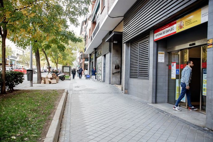 Archivo - Una persona entra a la Sepe de Acacias, a 2 de diciembre de 2022, en Madrid (España). La contratación cae un 29,5%, pero los indefinidos se duplican y suponen el 43,2% del total. El número de parados registrados en las oficinas de los servicios 