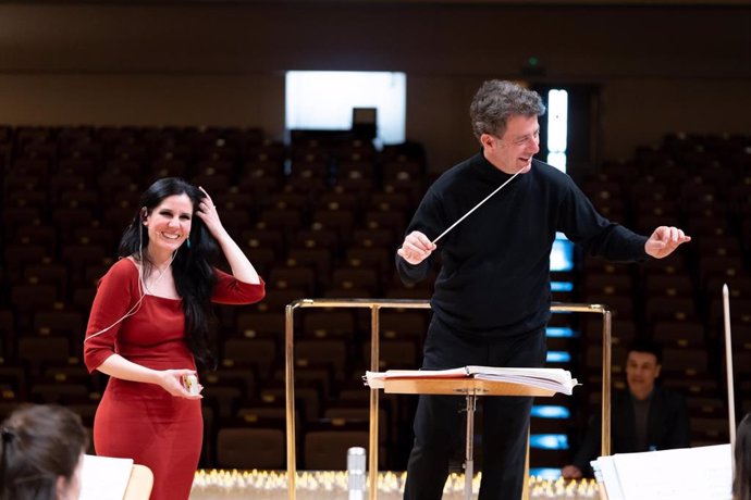 Diana Navarro y Juan Manuel Alonso, director de la Orquesta Carlos III.