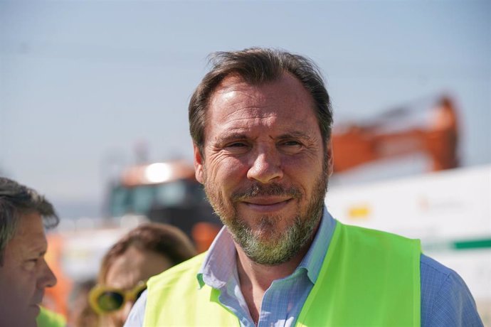 El ministro de Transportes y Movilidad Sostenible, Óscar Puente, a su llegada al Centro Logístico de Júndiz, a 19 de julio de 2024, en Vitoria-Gasteiz, Álava, País Vasco (España).