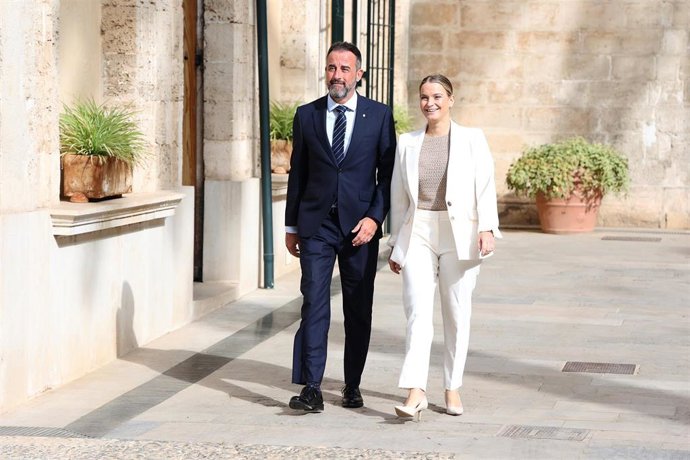 El nuevo conseller de Vivienda, Territorio y Movilidad, José Luis Mateo, junto a la presidenta del Govern, Marga Prohens.