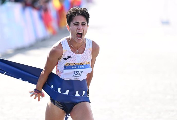 07 August 2024, France, Paris: Spain's Maria Perez crossing the finish line during the Mixed Marathon Race Walk Relay on day twelve of the Olympic Games Paris 2024 at Stade de France. Photo: Sven Hoppe/dpa